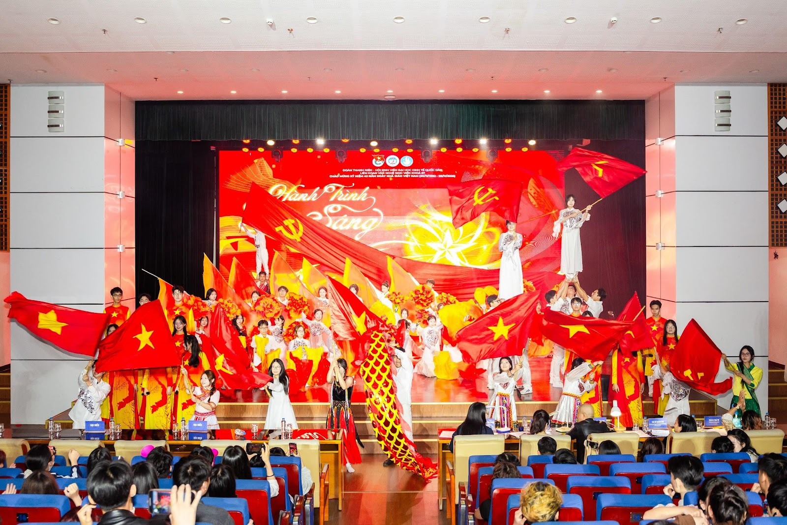 CHƯA TỪNG CÓ: MÀN KHAI MẠC MANG 3 MẢNH GHÉP CẢM XÚC KHUẤY ĐẢO ĐÊM CÔNG DIỄN LIÊN HOAN VĂN NGHỆ SINH VIÊN TẠI ĐẠI HỌC KINH TẾ QUỐC DÂN