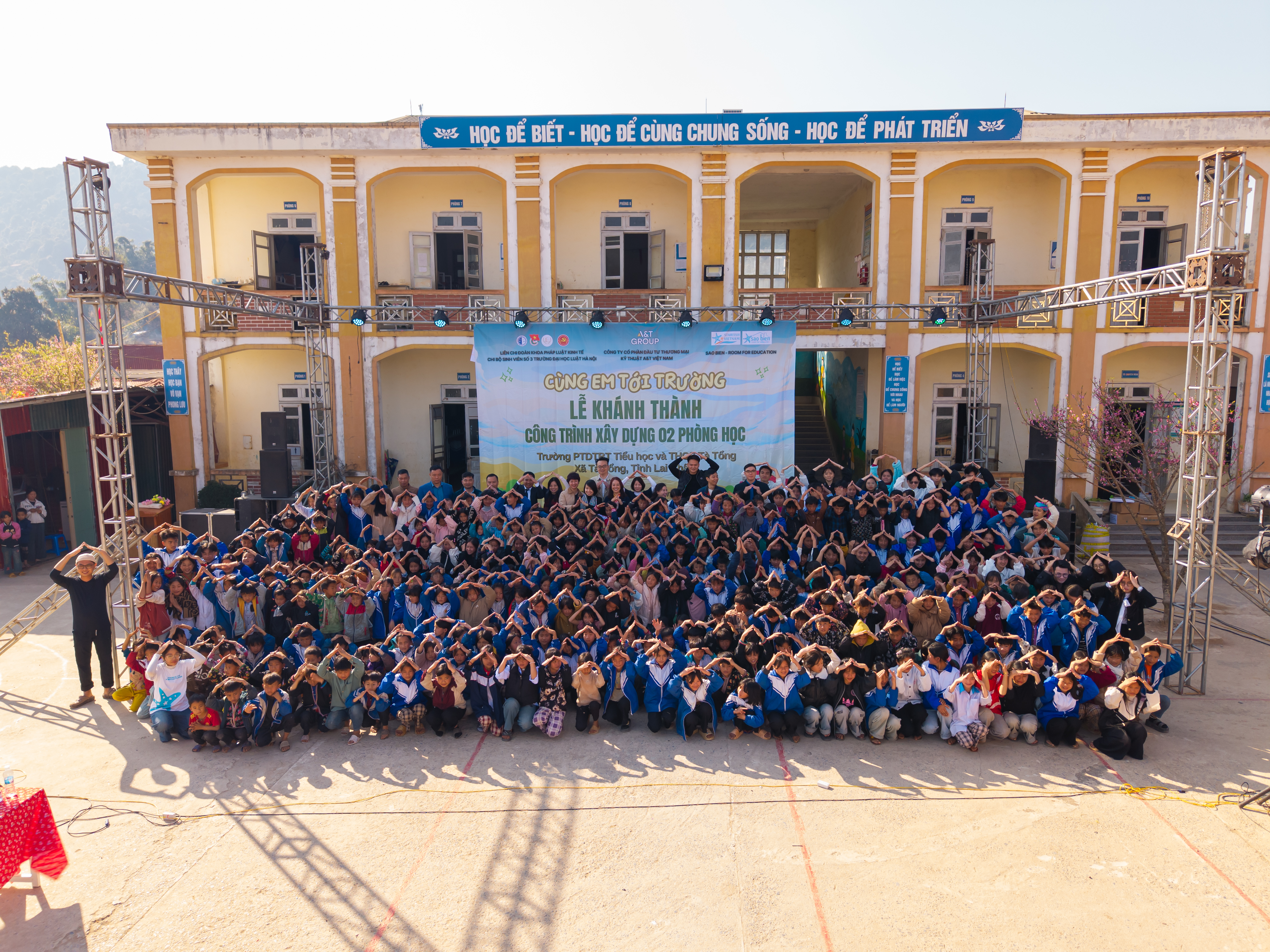 “CÙNG EM TỚI TRƯỜNG 2025”: HÀNH TRÌNH LAN TỎA YÊU THƯƠNG, ƯƠM MẦM TRI THỨC